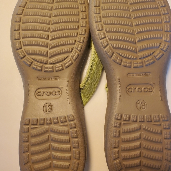 Men's size 13 tan Crocs with green strap - Picture 2 of 2